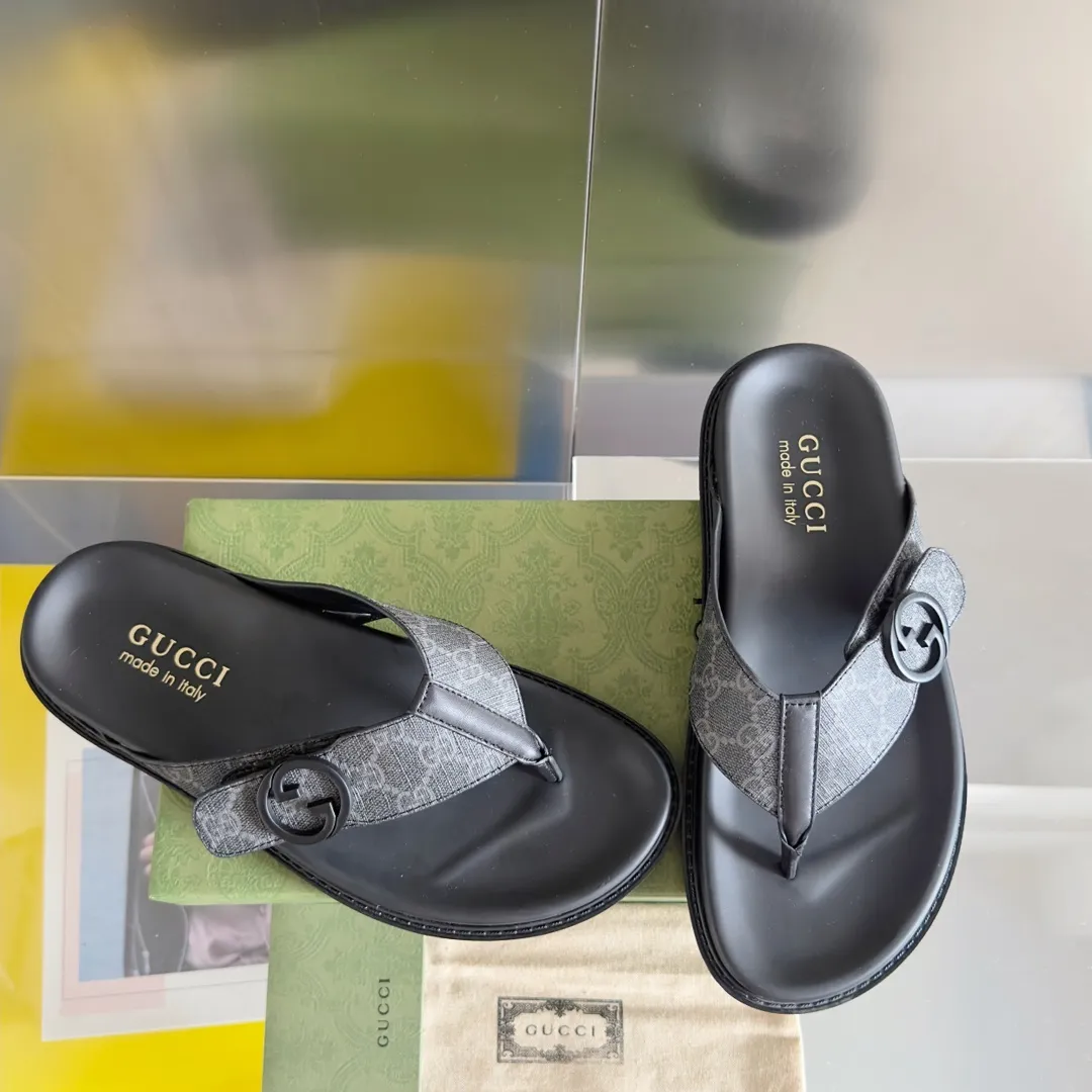 [G Home] Men's Men's Shoes💰: 300💰Size: 38-45 🆕2024Gucci Gucci Summer New Style Double G Presbyopia Flip-flops Cross Sandals Thick Sole Slippers Beach Shoes Original Purchase and Development Production G family's 2024 new summer dark horse items, fashion bloggers at home and abroad have put on the show, and it has become popular on social platforms at home and abroad. Fashionistas must pay for it, and they spend a lot of money to create ingenious craftsmanship and accurately restore every detail. Exquisite packaging at the delivery counter🛍📦 ▪️ Fabric: Original imported double G presbyopic leather ▪️ Lining: Original imported leather ▪️ Sole: Original open molded T men's shoes 💰U outsole ▪️ Bottom thickness: 3CM